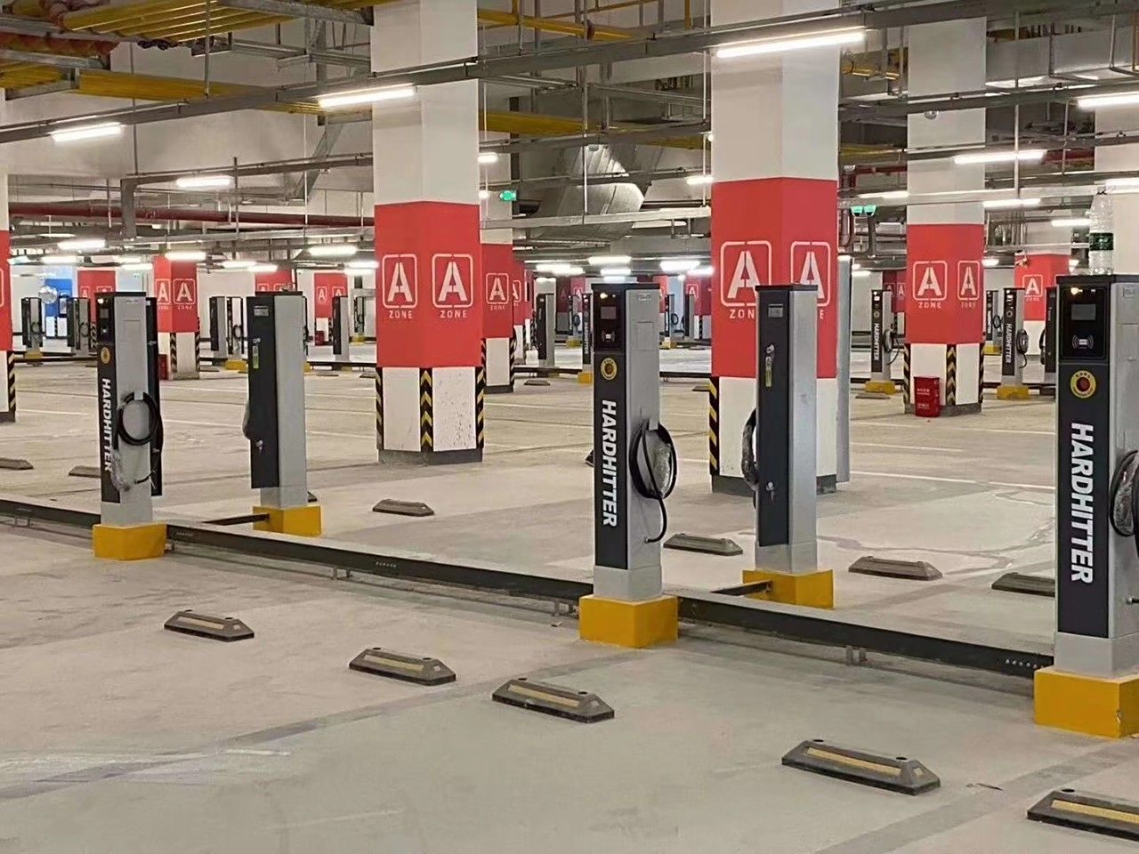 停車場配置充電樁已成為一種標準。