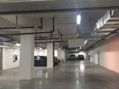 百倫廣場停車場