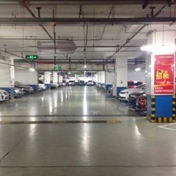 興力達國際廣場停車場