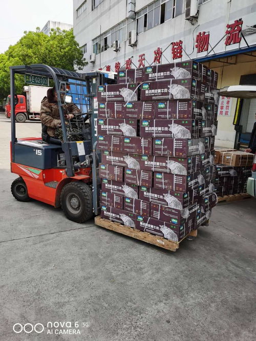 良譽食品倉庫工作人員忙碌工作圖