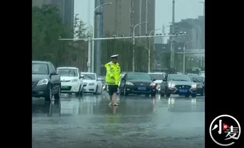 商丘普降大到暴雨 積水淹沒到膝蓋 交警光腳淌水指揮交通
