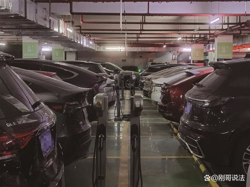 細思極恐 廣東一小區地下停車場著火,燒毀多輛汽車和電動自行車