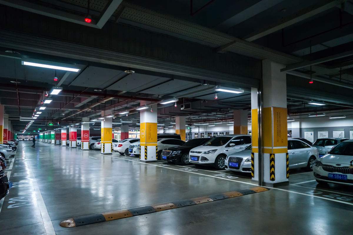 為什么地下停車場里的洗車生意如此火爆?_商場